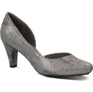 TSUBO GREY EMBOSSED SNAKE SKIN LEATHER HEEL sz 8